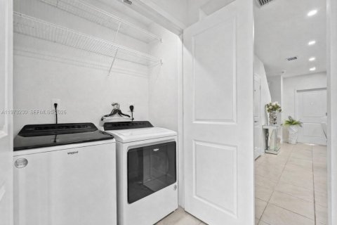 House in Florida City, Florida 2 bedrooms, 112.23 sq.m. № 2033269 - photo 11