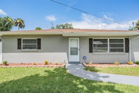 House in New Port Richey, Florida 3 bedrooms, 144 sq.m. № 1871138 - photo 5