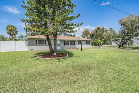House in New Port Richey, Florida 3 bedrooms, 144 sq.m. № 1871138 - photo 3