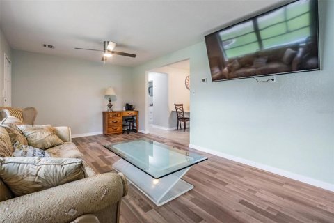House in New Port Richey, Florida 3 bedrooms, 144 sq.m. № 1871138 - photo 8