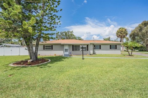 House in New Port Richey, Florida 3 bedrooms, 144 sq.m. № 1871138 - photo 1
