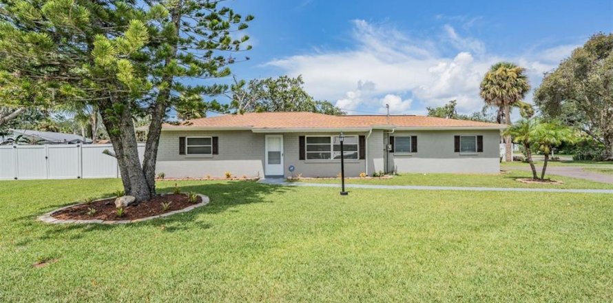 House in New Port Richey, Florida 3 bedrooms, 144 sq.m. № 1871138