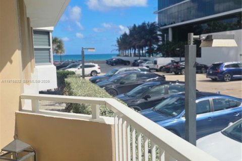 Condo in Hallandale Beach, Florida, 1 bedroom  № 2040088 - photo 24