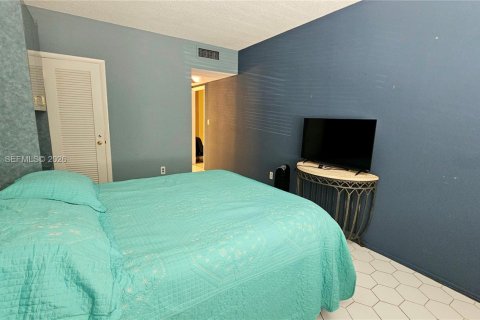 Condo in Hallandale Beach, Florida, 1 bedroom  № 2040088 - photo 20