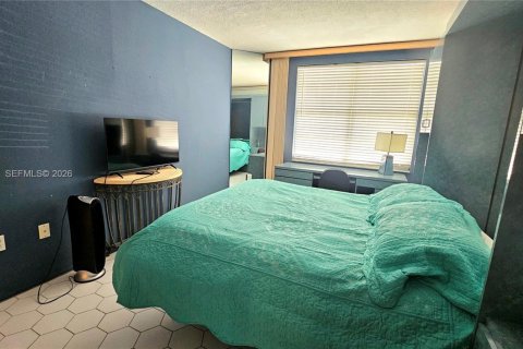 Condo in Hallandale Beach, Florida, 1 bedroom  № 2040088 - photo 18
