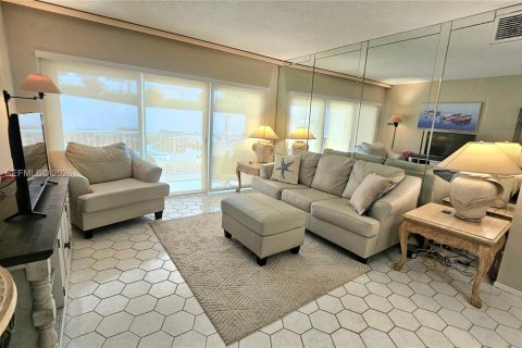 Condo in Hallandale Beach, Florida, 1 bedroom  № 2040088 - photo 13