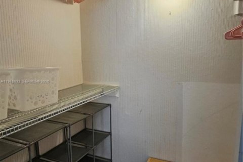 Condo in Hallandale Beach, Florida, 1 bedroom  № 2040088 - photo 19