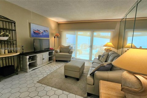 Condo in Hallandale Beach, Florida, 1 bedroom  № 2040088 - photo 12