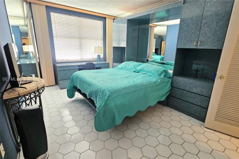 Condo in Hallandale Beach, Florida, 1 bedroom  № 2040088 - photo 17
