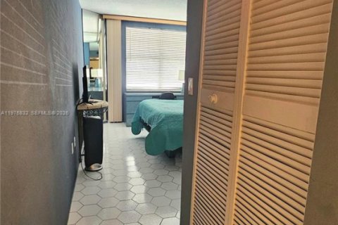 Condo in Hallandale Beach, Florida, 1 bedroom  № 2040088 - photo 16