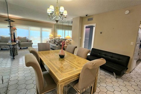 Condo in Hallandale Beach, Florida, 1 bedroom  № 2040088 - photo 11