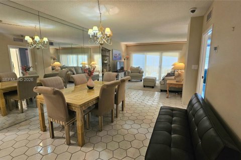 Condo in Hallandale Beach, Florida, 1 bedroom  № 2040088 - photo 21