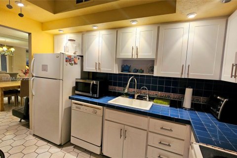 Condo in Hallandale Beach, Florida, 1 bedroom  № 2040088 - photo 7