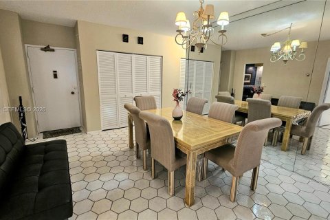 Condo in Hallandale Beach, Florida, 1 bedroom  № 2040088 - photo 8