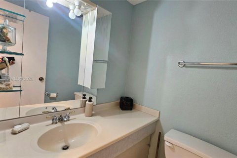 Condo in Hallandale Beach, Florida, 1 bedroom  № 2040088 - photo 10