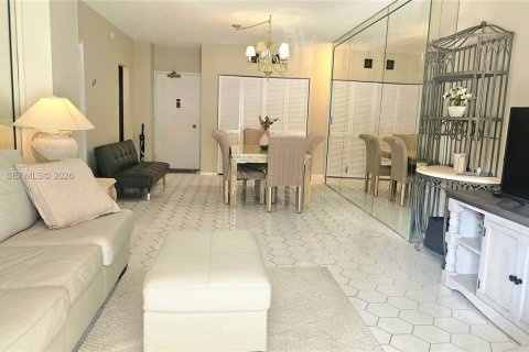Condo in Hallandale Beach, Florida, 1 bedroom  № 2040088 - photo 22