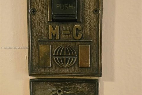 Condo in Hallandale Beach, Florida, 1 bedroom  № 2040088 - photo 4