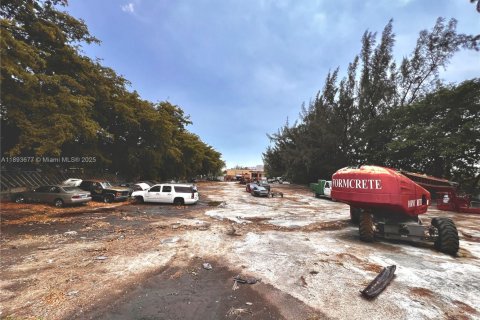 Propiedad comercial en venta en Miami, Florida № 1945585 - foto 6