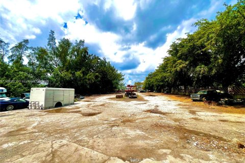 Propiedad comercial en venta en Miami, Florida № 1945585 - foto 3