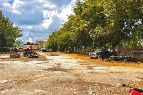 Propiedad comercial en venta en Miami, Florida № 1945585 - foto 2