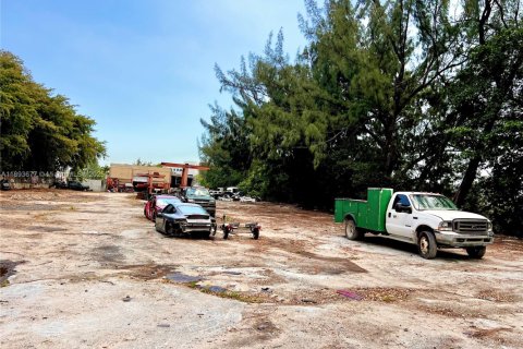 Propiedad comercial en venta en Miami, Florida № 1945585 - foto 8