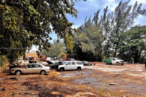Propiedad comercial en venta en Miami, Florida № 1945585 - foto 5