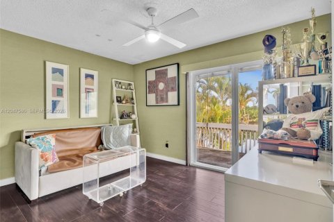 House in Miami, Florida 2 bedrooms, 145.11 sq.m. № 2240785 - photo 22
