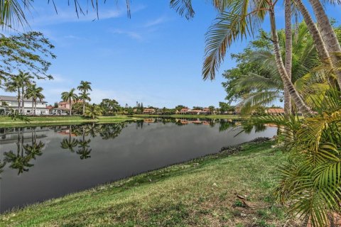 House in Miami, Florida 2 bedrooms, 145.11 sq.m. № 2240785 - photo 27