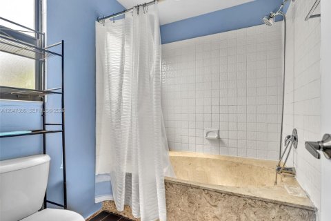 House in Miami, Florida 2 bedrooms, 145.11 sq.m. № 2240785 - photo 20