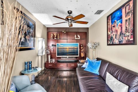 House in Miami, Florida 2 bedrooms, 145.11 sq.m. № 2240785 - photo 16