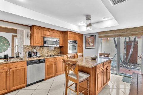 House in Miami, Florida 2 bedrooms, 145.11 sq.m. № 2240785 - photo 12