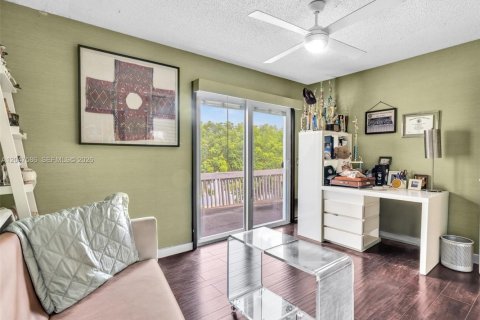 House in Miami, Florida 2 bedrooms, 145.11 sq.m. № 2240785 - photo 23