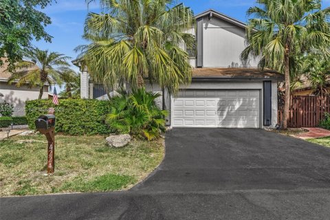 House in Miami, Florida 2 bedrooms, 145.11 sq.m. № 2240785
