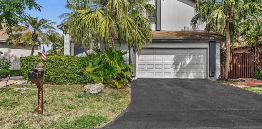 House in Miami, Florida 2 bedrooms, 145.11 sq.m. № 2240785