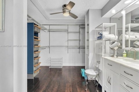 House in Miami, Florida 2 bedrooms, 145.11 sq.m. № 2240785 - photo 19