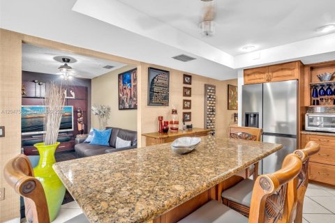 House in Miami, Florida 2 bedrooms, 145.11 sq.m. № 2240785 - photo 15