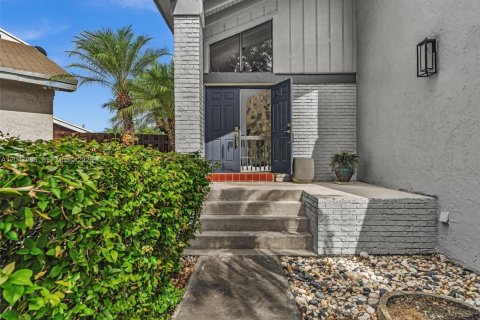 House in Miami, Florida 2 bedrooms, 145.11 sq.m. № 2240785 - photo 3