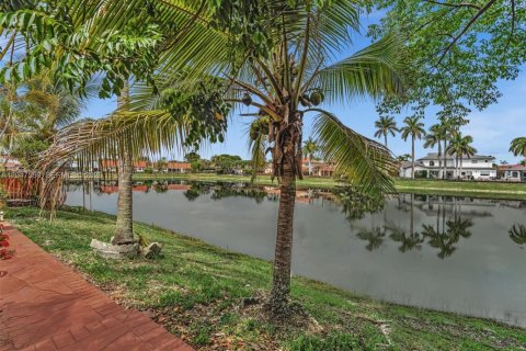House in Miami, Florida 2 bedrooms, 145.11 sq.m. № 2240785 - photo 29