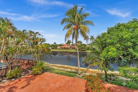 House in Miami, Florida 2 bedrooms, 145.11 sq.m. № 2240785 - photo 25
