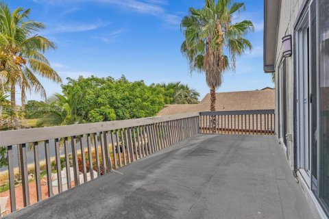House in Miami, Florida 2 bedrooms, 145.11 sq.m. № 2240785 - photo 24