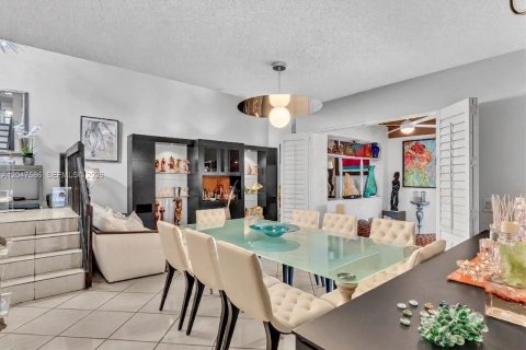 House in Miami, Florida 2 bedrooms, 145.11 sq.m. № 2240785 - photo 6