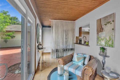 House in Miami, Florida 2 bedrooms, 145.11 sq.m. № 2240785 - photo 10
