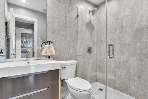House in Miami, Florida 2 bedrooms, 145.11 sq.m. № 2240785 - photo 21