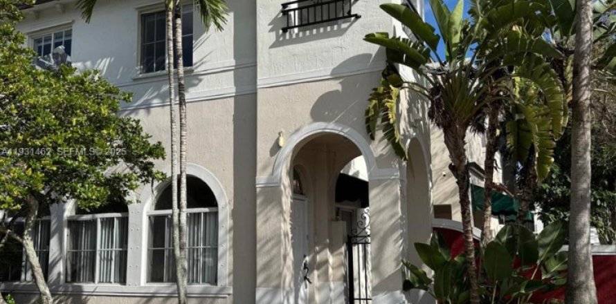 Townhouse in Lauderdale Lakes, Florida 3 bedrooms, 162.58 sq.m. № 1993253