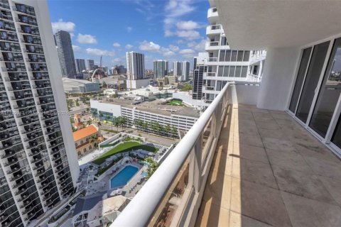 Condo in Miami, Florida, 1 bedroom  № 1959253 - photo 9