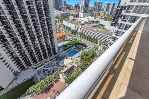 Condo in Miami, Florida, 1 bedroom  № 1959253 - photo 10