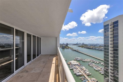 Condo in Miami, Florida, 1 bedroom  № 1959253 - photo 11