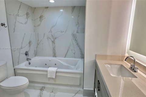 Condo in Sunny Isles Beach, Florida, 2 bedrooms  № 1889073 - photo 22