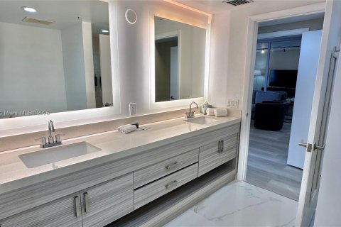 Condo in Sunny Isles Beach, Florida, 2 bedrooms  № 1889073 - photo 25