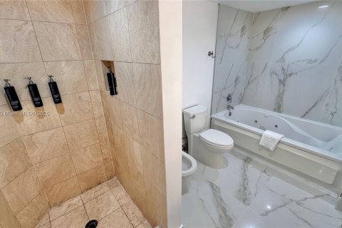 Condo in Sunny Isles Beach, Florida, 2 bedrooms  № 1889073 - photo 26